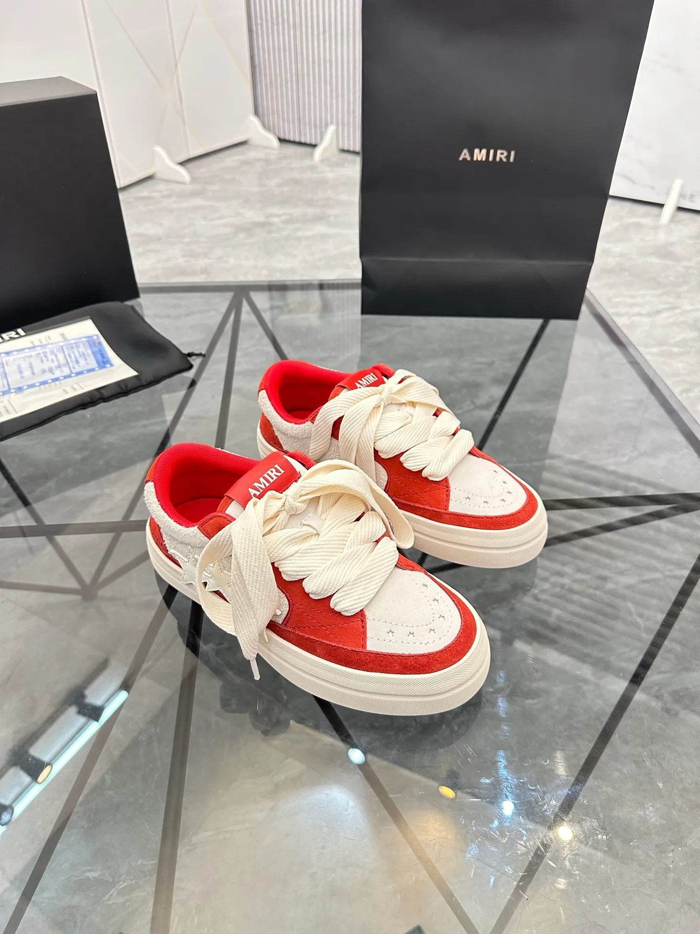 Men's shoes: 💰P600¥ Top quality in Guangzhou Product trademark: AMIRI* "Amir*" low-top casual shoes Regular size: 39-44 (can be customized to 45) Product material: Upper imported first-layer cowhide spliced ​​nubuck leather, breathable lining, original outsole. Number: 525